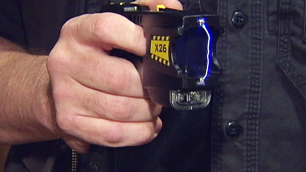 Efter flera år av påtryckningar ska svensk polis nu utrustas med elpistol.