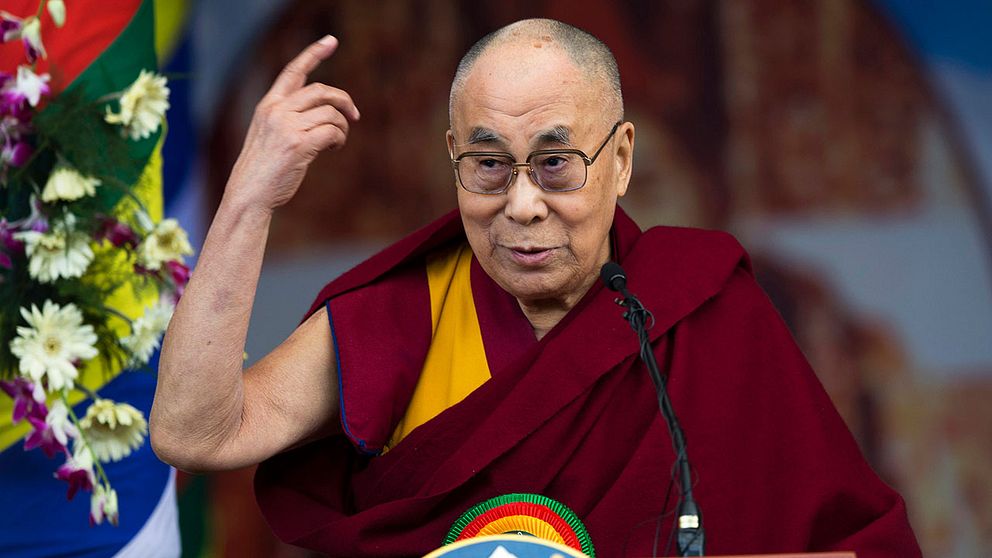 Dalai Lama tycker att Europa tar emot för många flyktingar.