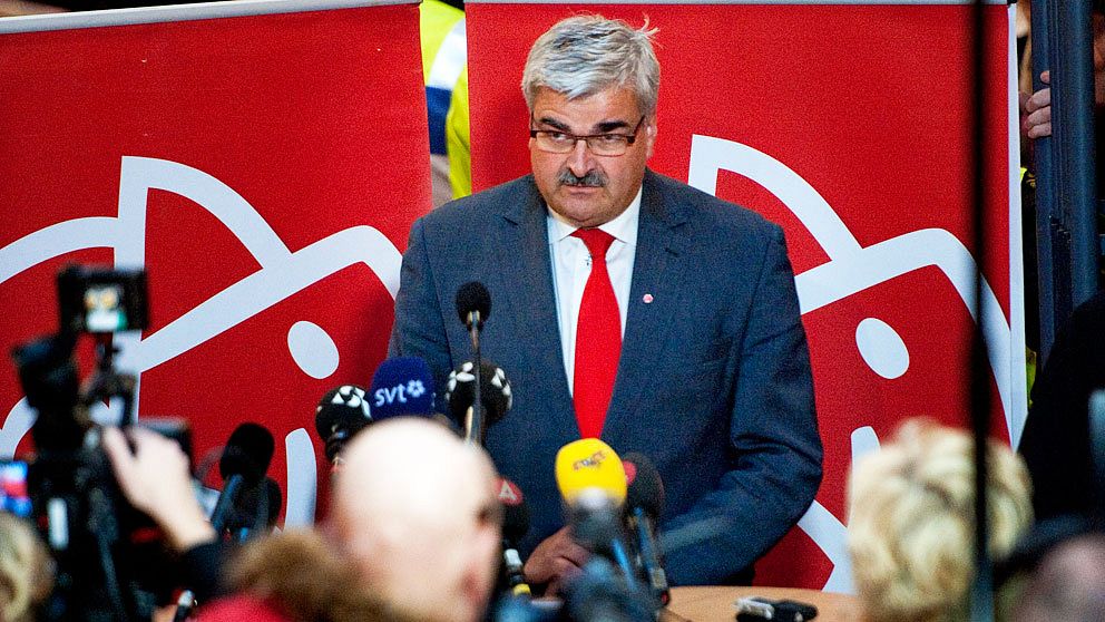 Socialdemokraternas partiledare Håkan Juholt meddelar sin avgång i hemstaden Oskarshamn den 21 januari, detta efter att stormarna kring honom avlöst varandra sedan han tillträdde den 25 mars 2011.
