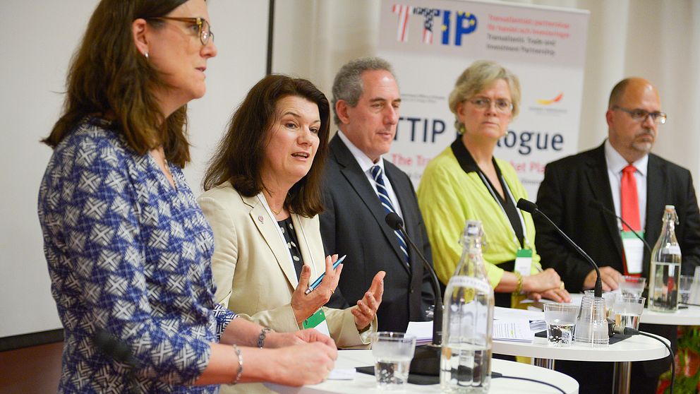 Från vänster EU-kommissionären Cecilia Malmström, EU- och handelsminister Ann Linde, USA:s handelsminister Michael Froman, Svenskt Näringslivs vd Carola Lemne och LO-basen Karl-Petter Thorwaldsson, under en pressträff i samband med ett seminarium i LO-huset om handelsavtalet TTIP, mellan EU och USA.