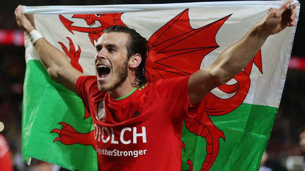 Storstjärnan Gareth Bale firar Wales avancemang.