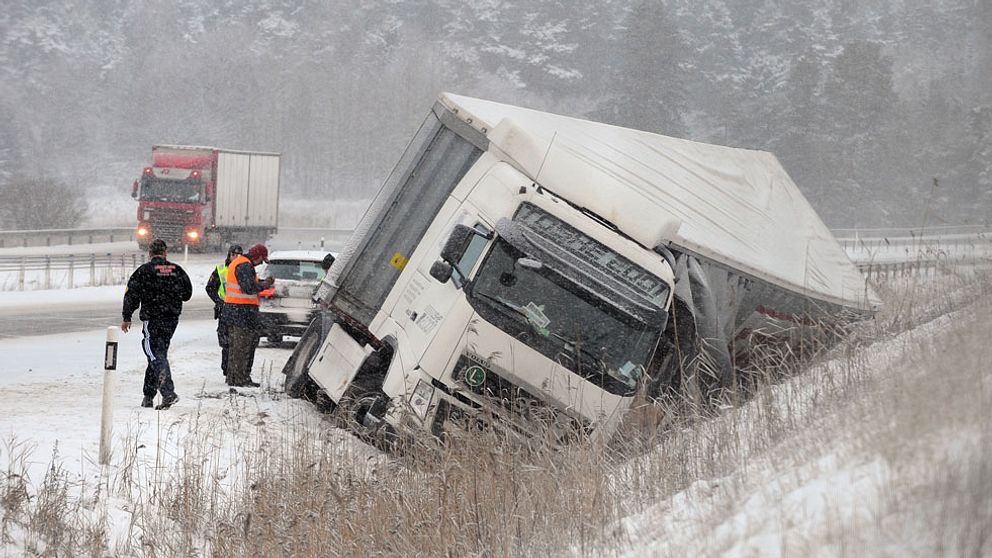 Orsaken till de många lastbilsolyckorna i snövädren blir sällan utredda. Men både polis och fack menar att stressade chaufförer är en viktigt faktor