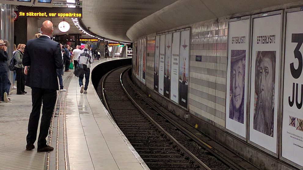 Personer på tunnelbaneperrong