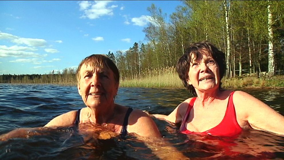 Kerstin Näsström och Birgitta Sigvant trotsade det kalla badvattnet i Olofström i Blekinge den 19 maj.