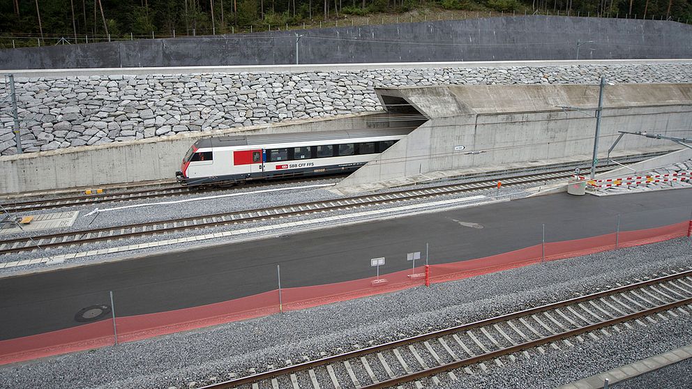 I dag invigs den 57 kilometer långa tågtunneln genom Gotthardmassivet i Schweiz.