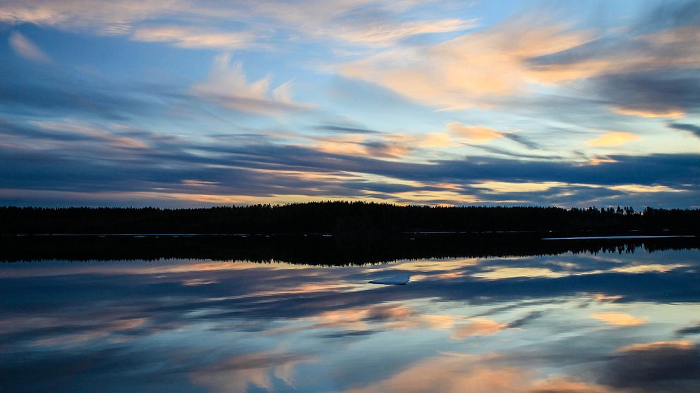 Färggrann kvällshimmel vid Lule älv i Avaudden nära Vuollerim i mellersta Lappland den 11 maj. Foto Pia Ulvebrink.