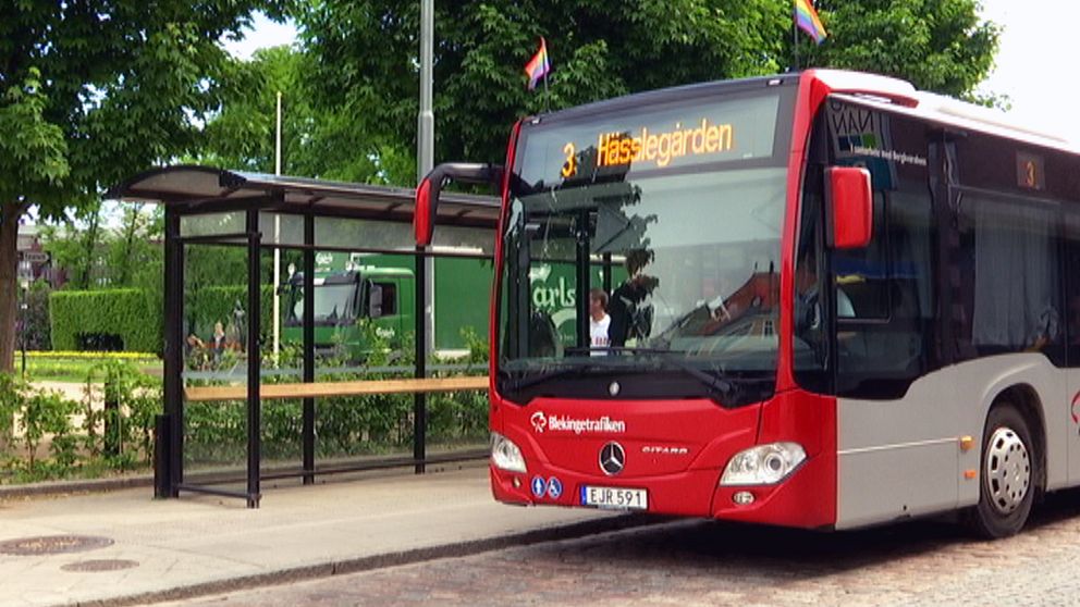 En stadsbuss i Karlskrona med prideflaggor.