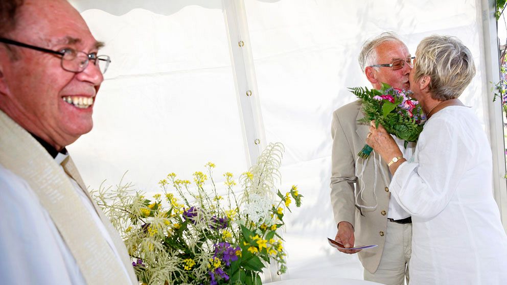 Ett par vigs på Skansens drop-in bröllopsdag en sommardag 2011.
