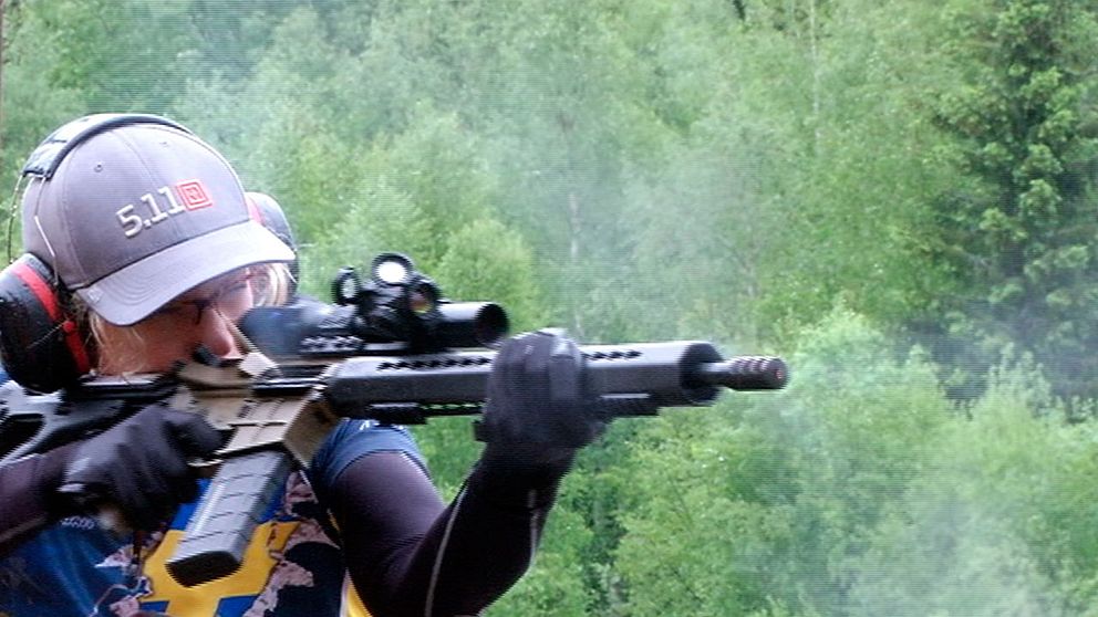 På en regnig skjutbana utanför Stockholm övar Pia Clerté dynamiskt skytte med sitt halvautomatiska gevär.