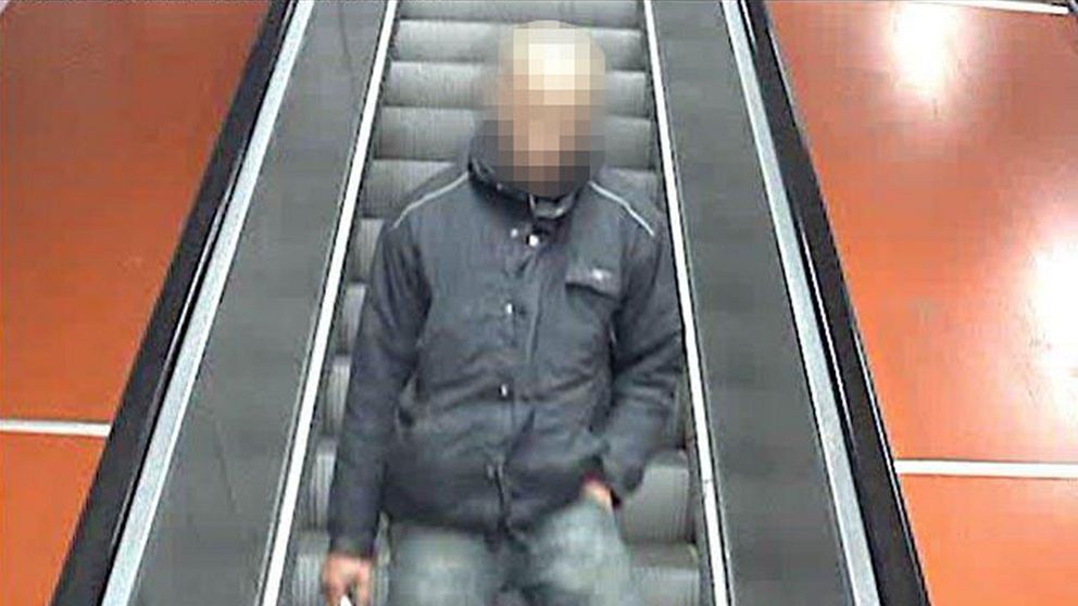 Mannen är misstänkt för att ha knuffat ned en annan man framför ett tunnelbanetåg.