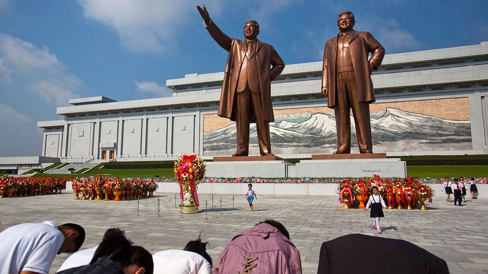 Den nya bronsstatyn av Kim Jong-Il bredvid Kim Il Sung kostade drygt 60 miljoner att bygga.