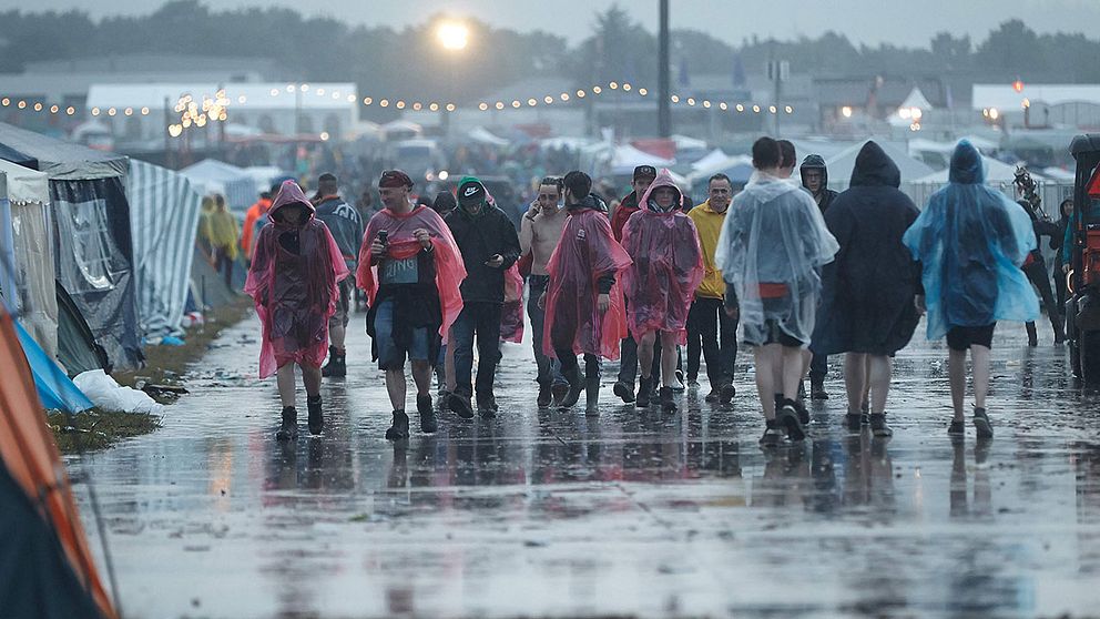 Tiotals personer på musikfestivalen som blir blöta av regn.