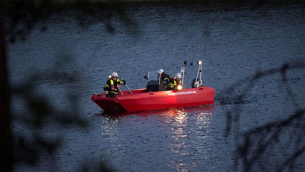 Räddningstjänsten söker genom vattnet.