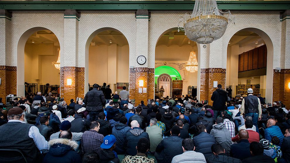 Fredagsbön i moskén på Södermalm i Stockholm.