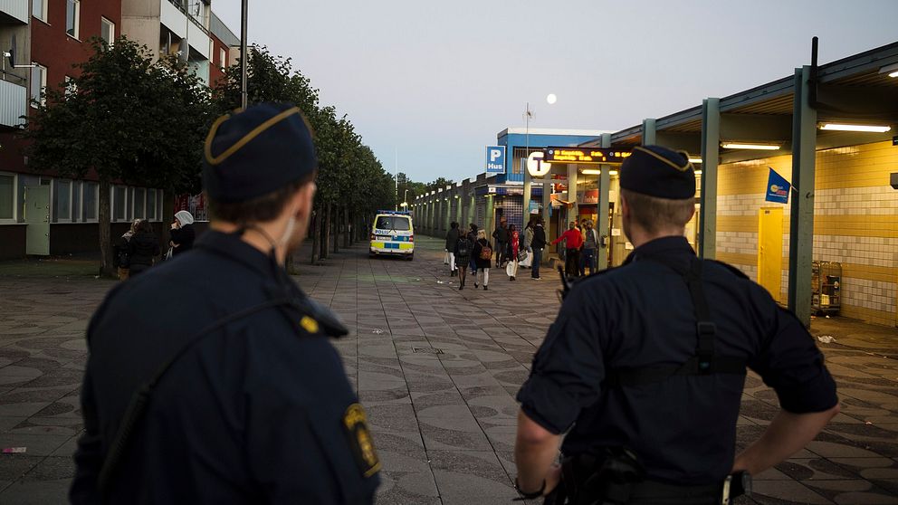 Poliser patrullerar vid Tenstagången. Arkivbild.