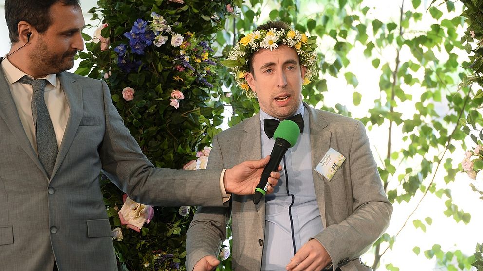 Komikern Per Andersson intervjuas på Sveriges radios presskonferens.
