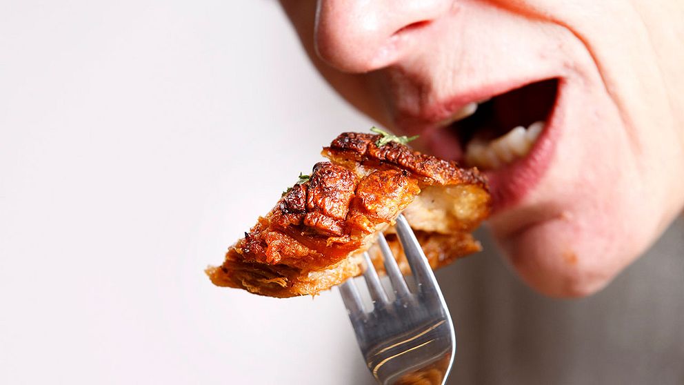 En köttbit på en gaffel.