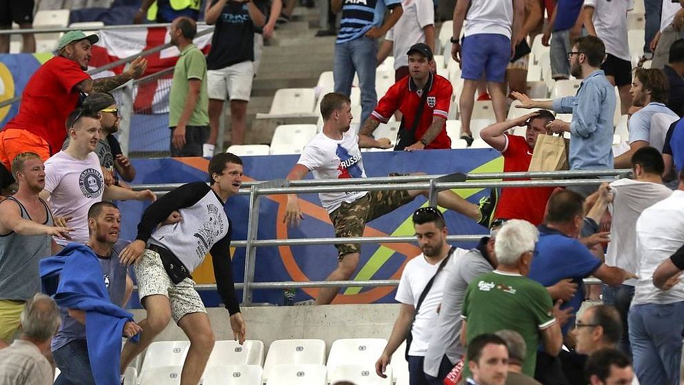Sammandrabbningar bröt ut på läktaren efter EM-matchen mellan Ryssland och England i Marseille.