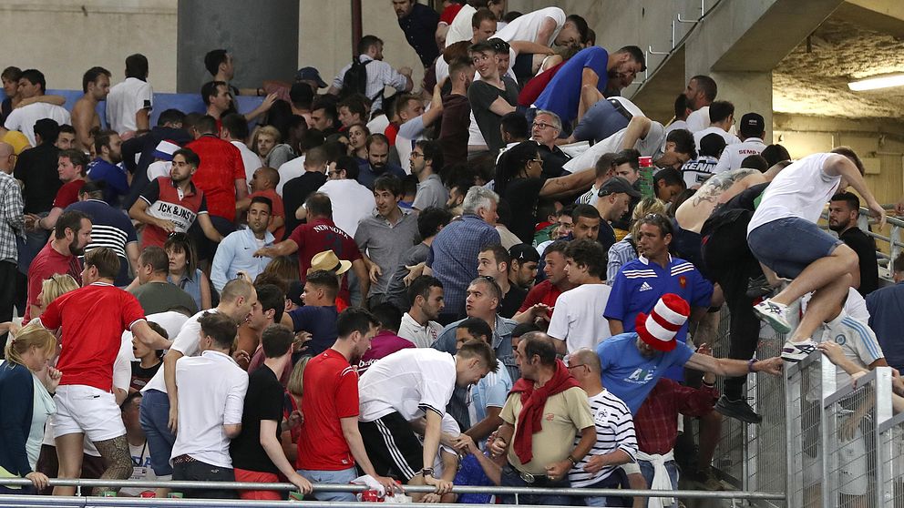 Engelska fans flyr undan ryska huliganer.