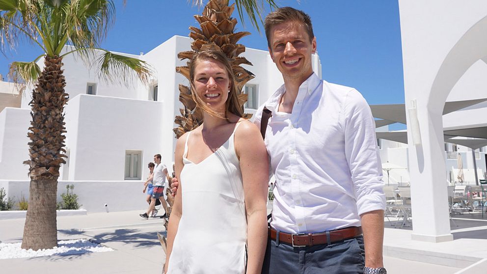 När Peter Lindström och Ida Lundquist landade på Santorini i Grekland hade de varit på resande fot i 31 timmar. När SAS ställde in deras flygning bokade de själva flyg via Istanbul och Aten för att slutligen landa på sin slutdestination. Deras bröllop äger rum på tisdag.