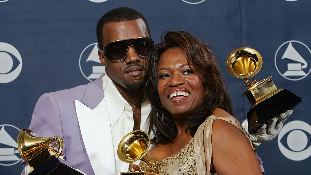 Kanye West tillsammans med sin mamma Donda West under Grammy Awards 2006.