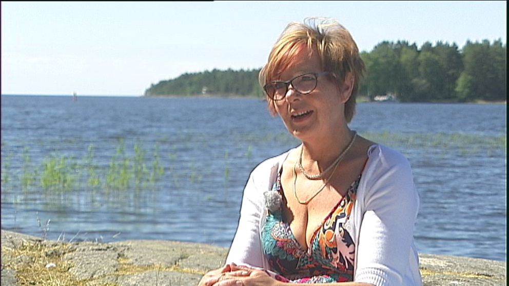 Helene Johansson vid Vänerns strand.