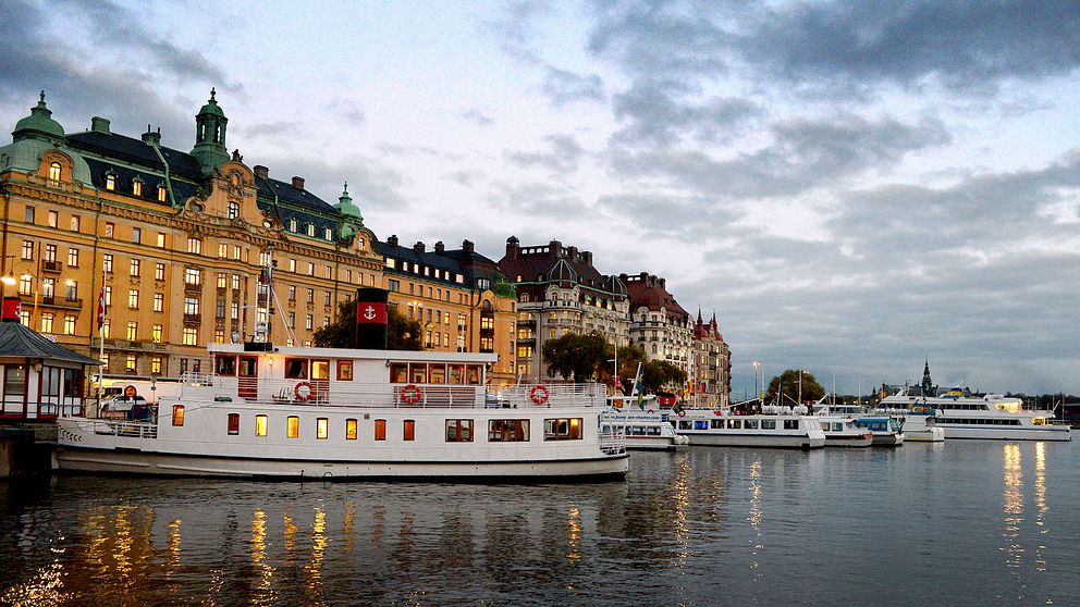 Båtar vid Nybrokajen i Stockholm.
