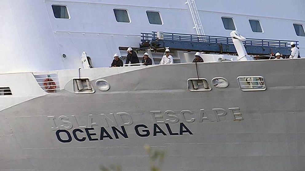 Meningarna går isär kring vilka regler som gäller för ett asylboende på ett fartyg.