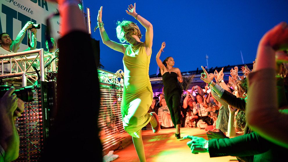 Socialförsäkringsministern Annika Strandhäll (S) och demokrati- och kulturministern Alice Bah Kunhke (MP) dansar i Almedalen 2015.