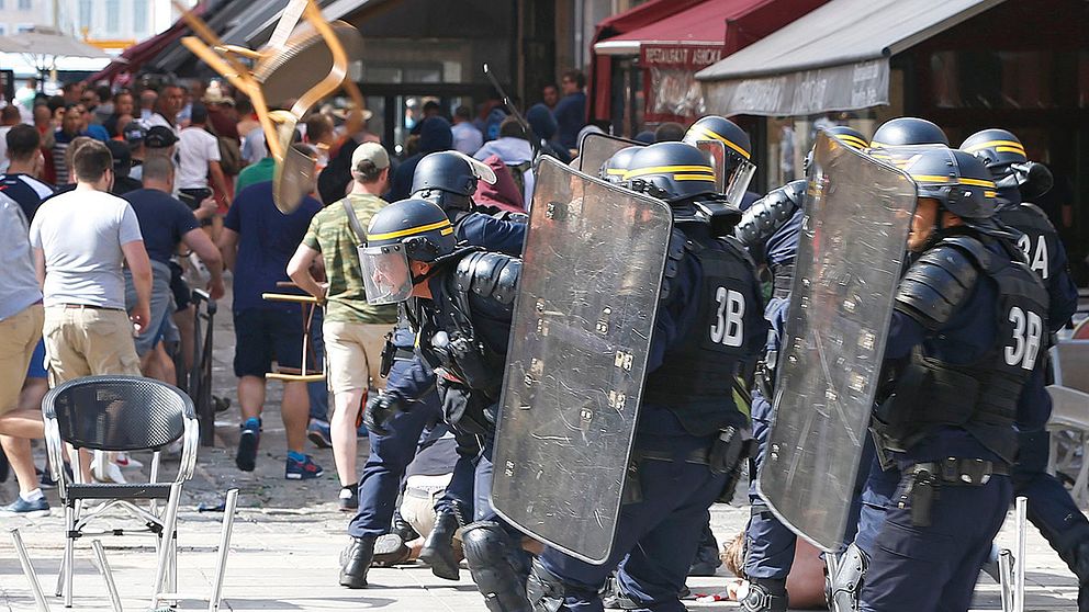Fransk kravallpolis griper in vid sammandrabbningar i Marseille i lördags.