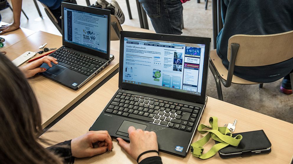 Två datorer/laptop på skolbänk