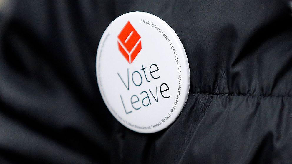 En knapp på en jacka där det står ”Vote Leave” (rösta lämna).