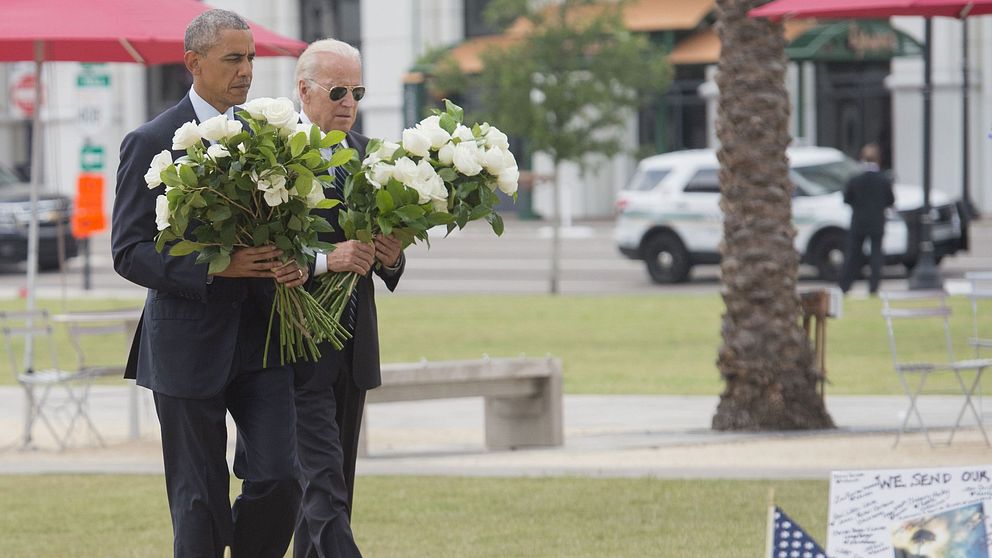 President Obama lägger ner blommor till minne av offren på gayklubben Pulse.