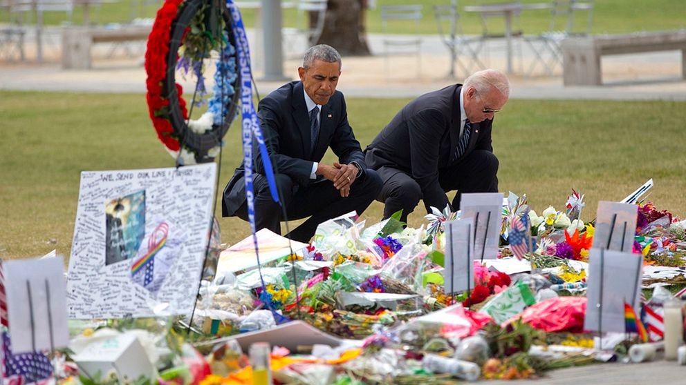 President Barack Obama och vicepresident Joe Biden besöker en minnesplats för offren i massakern i Orlando i Florida.