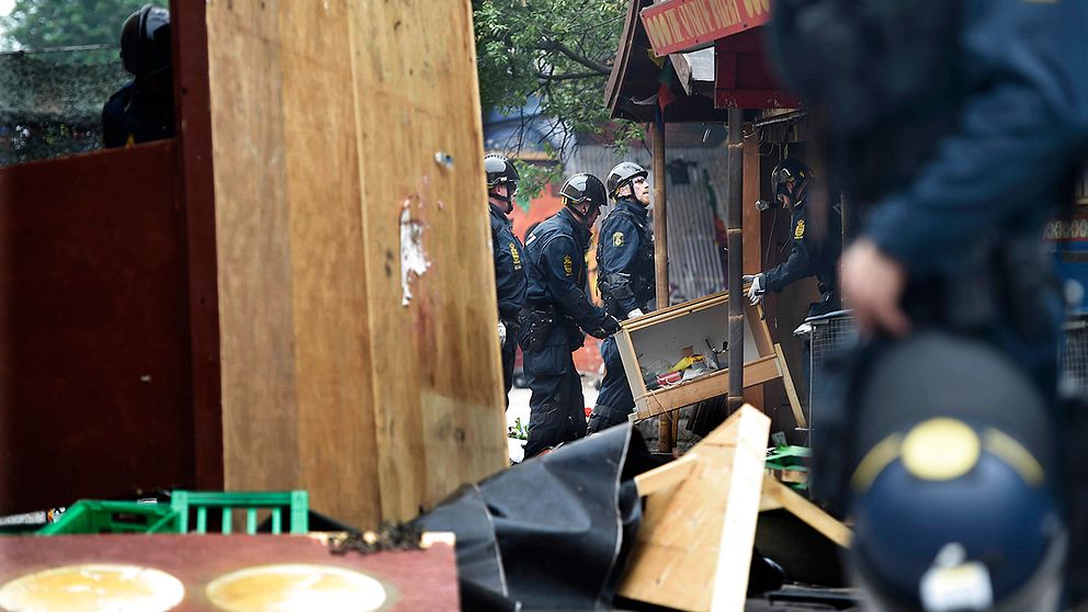 Köpenhamnspolisen genomför en större razzia mot droghandeln i stadsdelen Christiania i den danska huvudstaden.
