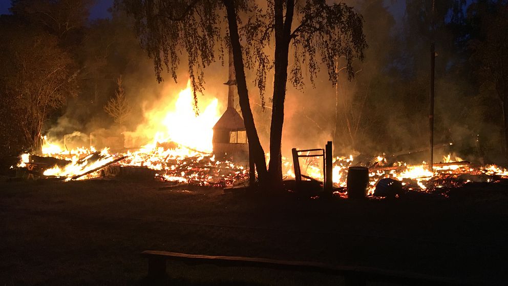 Anlagd brand på Storholmens vikingaby. ”Allt förstört” säger Jacob Christman som jobbar i byn.