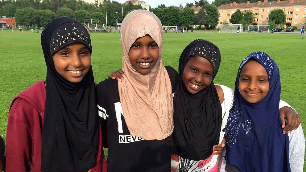 Balkiis Abdullahi, Farhiyo Mohammed, Muna Norr och Fathi Abdikarim är några av tjejerna från Fröslunda som ska vara med på basketturneringen i juli.