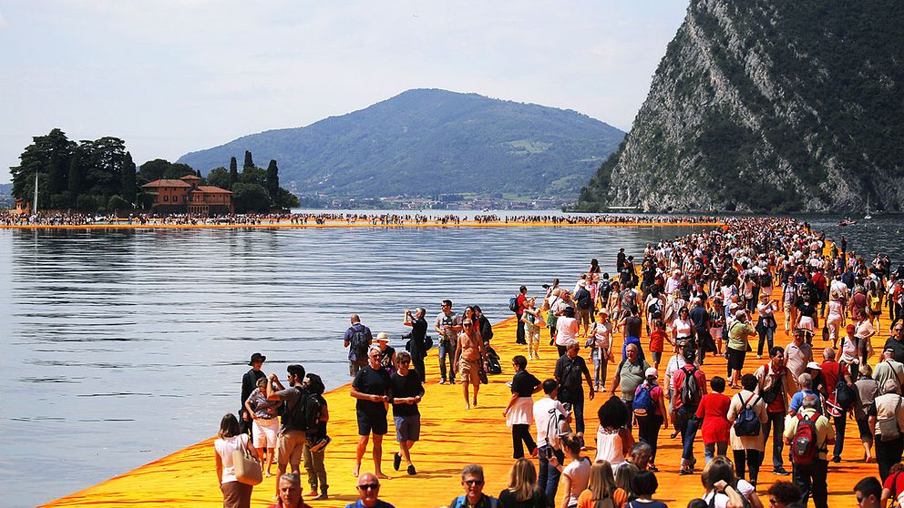 Konstverket ”The Floating Piers” av Christo, där besökarna får uppleva det som att gå på vatten.