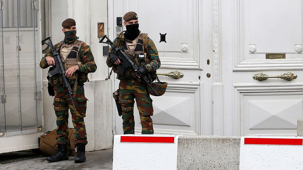 Belgisk säkerhetspolis utanför premiärministerns bostad efter terrorgripandet.