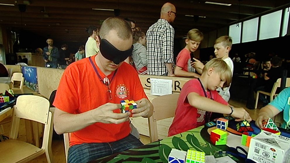 Tomas Kristersson löser rubiks-kub med förbundna ögon.