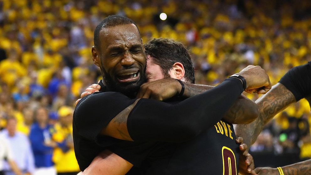 Clevelands LeBron James var tårögd när han firade med lagkamraterna.