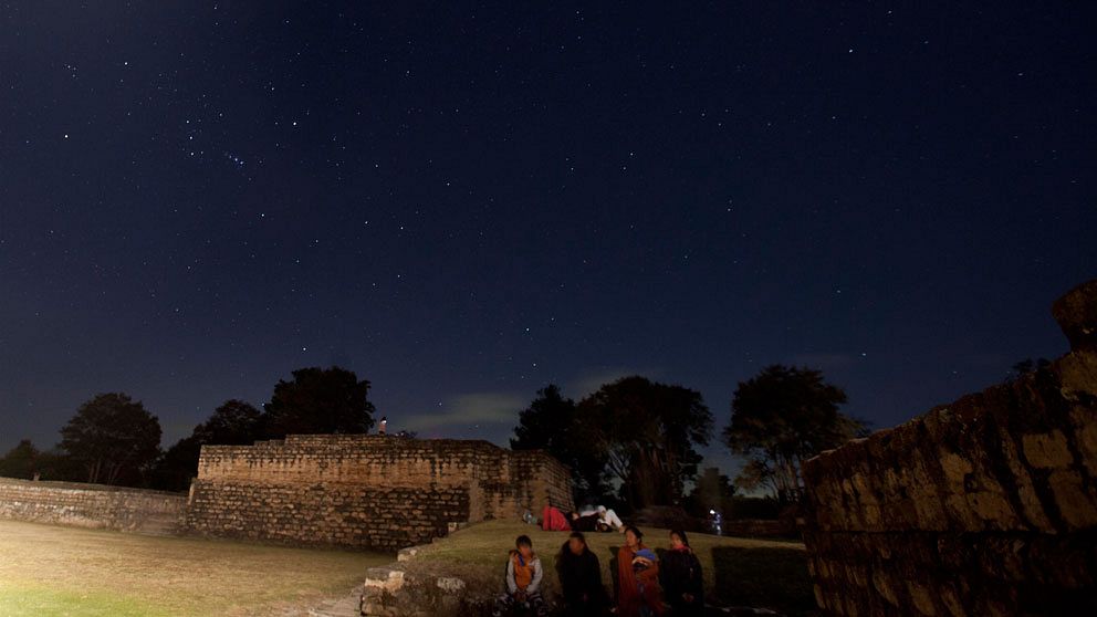 Människor samlades bland annat vid de arkeologiska maya-utgrävningarna i Tecpan i Guatemala för att, förgäves, invänta undergången.