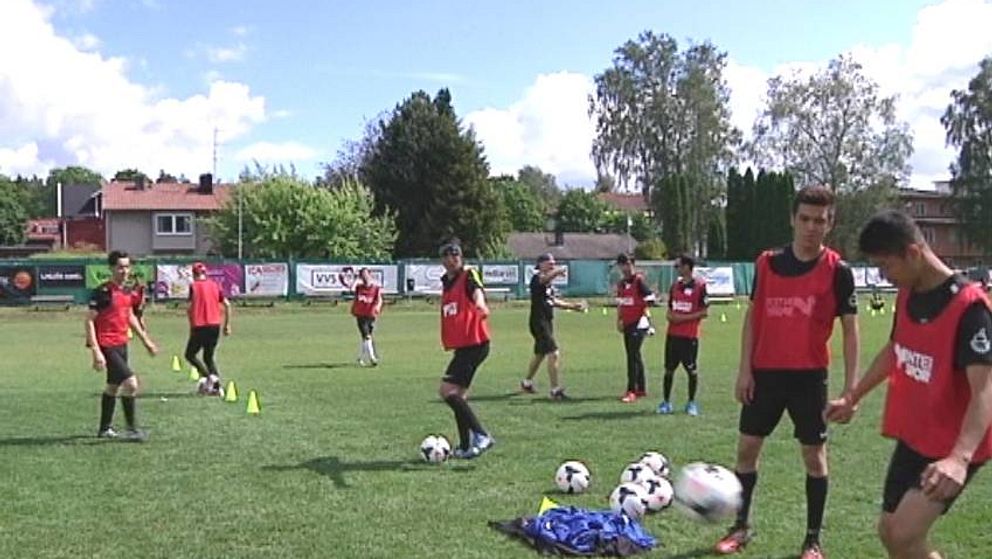 Under tre veckor spelar ett åttiotal pojkar fotboll ihop under ett integrationsläger i Bålsta.