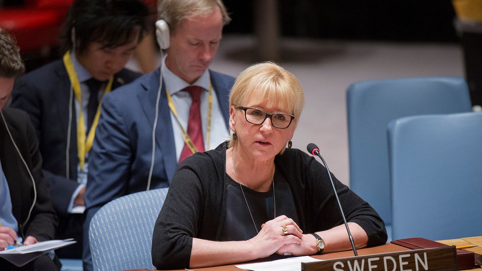Wallström talar till säkerhetsrådet under ett möte tidigare i våras. Bakom henne sitter Olof Skoog, Sveriges FN-ambassadör, som om allt går regeringens väg får ta plats i rådet vid årsskiftet.