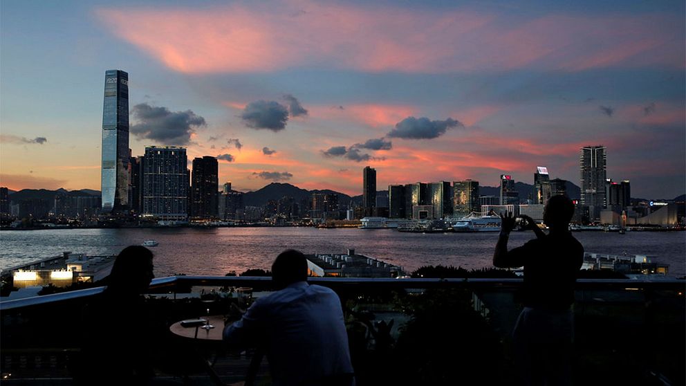 Solnedgång i Victoria Harbour i Hongkong. Arkivbild.