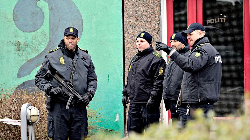 Dansk polis letar igenom en lägenhet i Ishoej, Danmark efter att fyra personer gripits misstänkta att ha anslutit sig till IS.