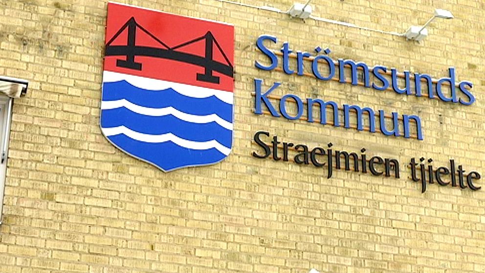 Strömsunds kommun med kommunvapnet på en husvägg.