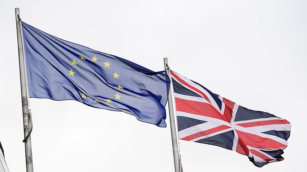 EU-flaggan och den brittiska flaggan.