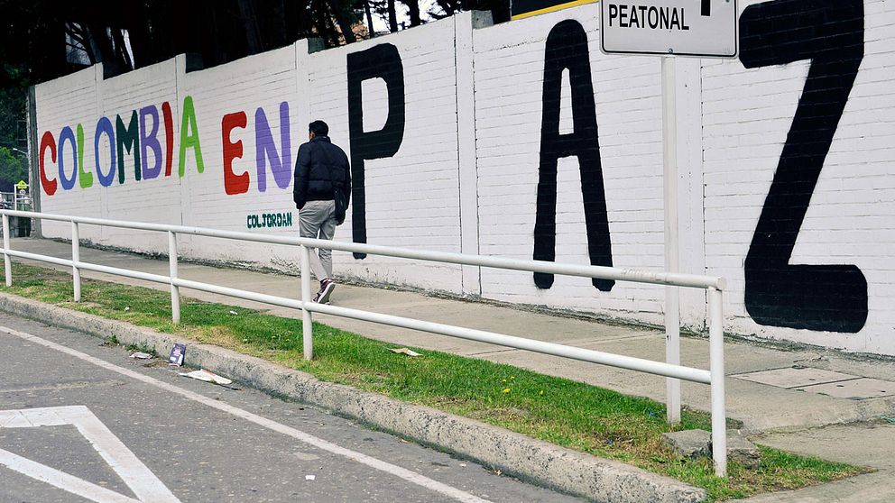 En graffitivägg med texten ”Fred för Colombia”.