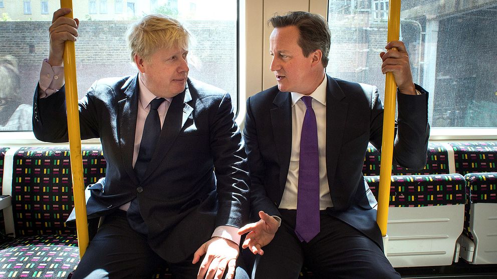 Brexit-förespråkaren Boris Johnson och premiärminister David Cameron i samspråk